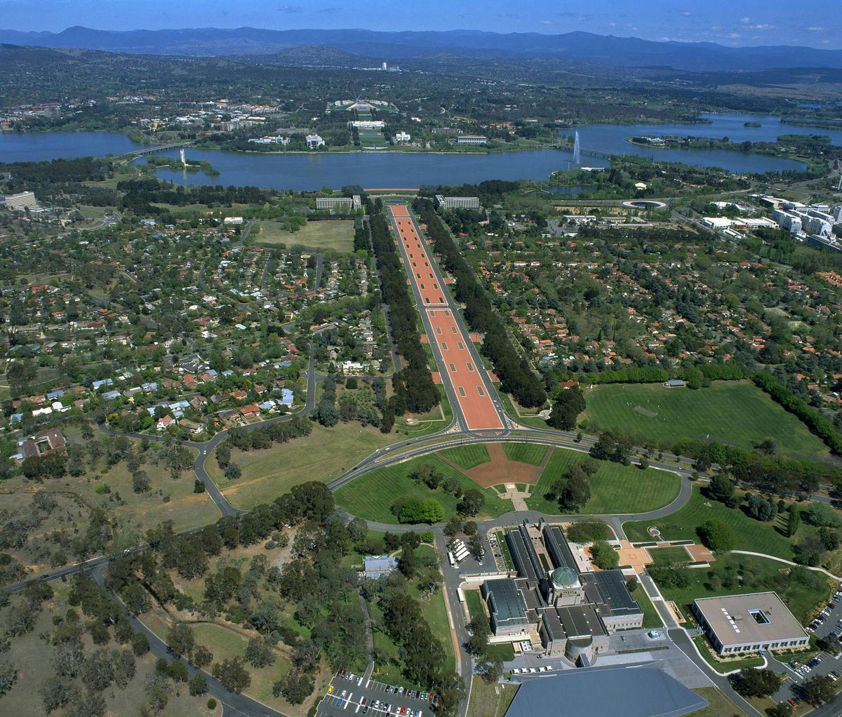 Looking at Canberra Heritage Trail