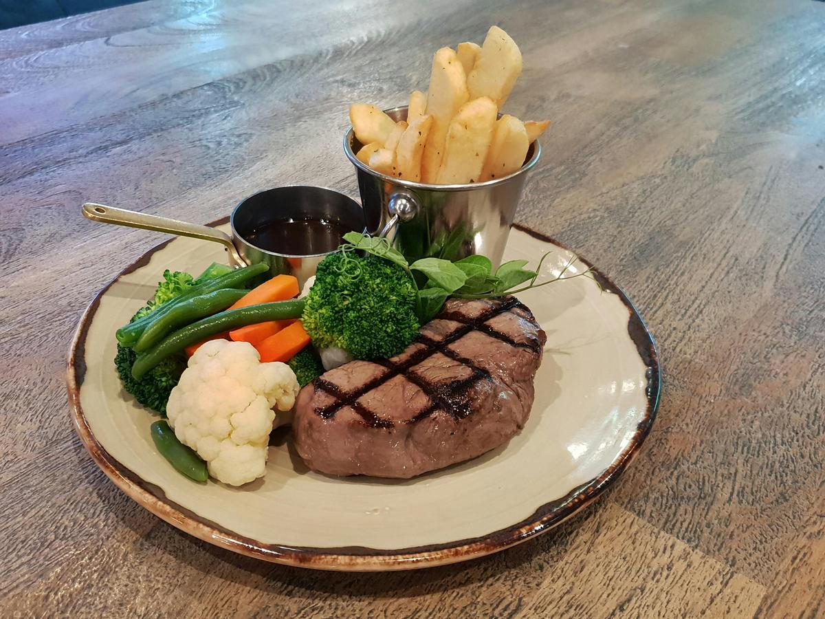 angus rum with veggie and chips