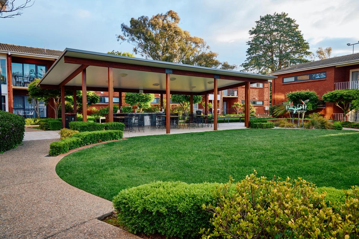 Landscaped courtyard and B-B-Q area at the Apartments