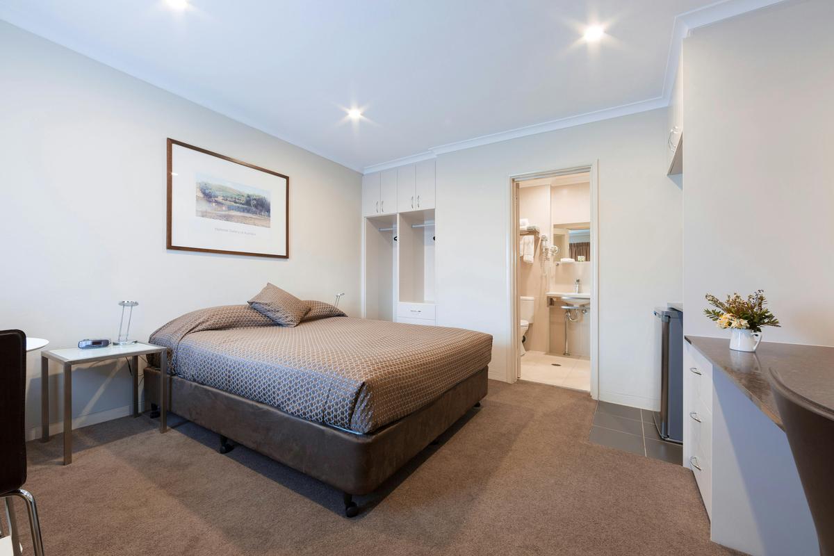 Queen room in the Forrest Hotel