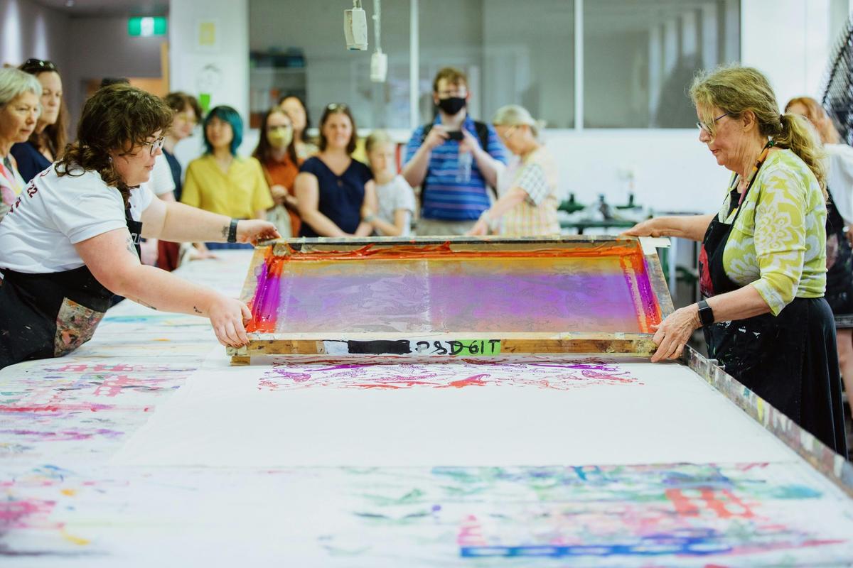Fabric table for screen printing on fabric