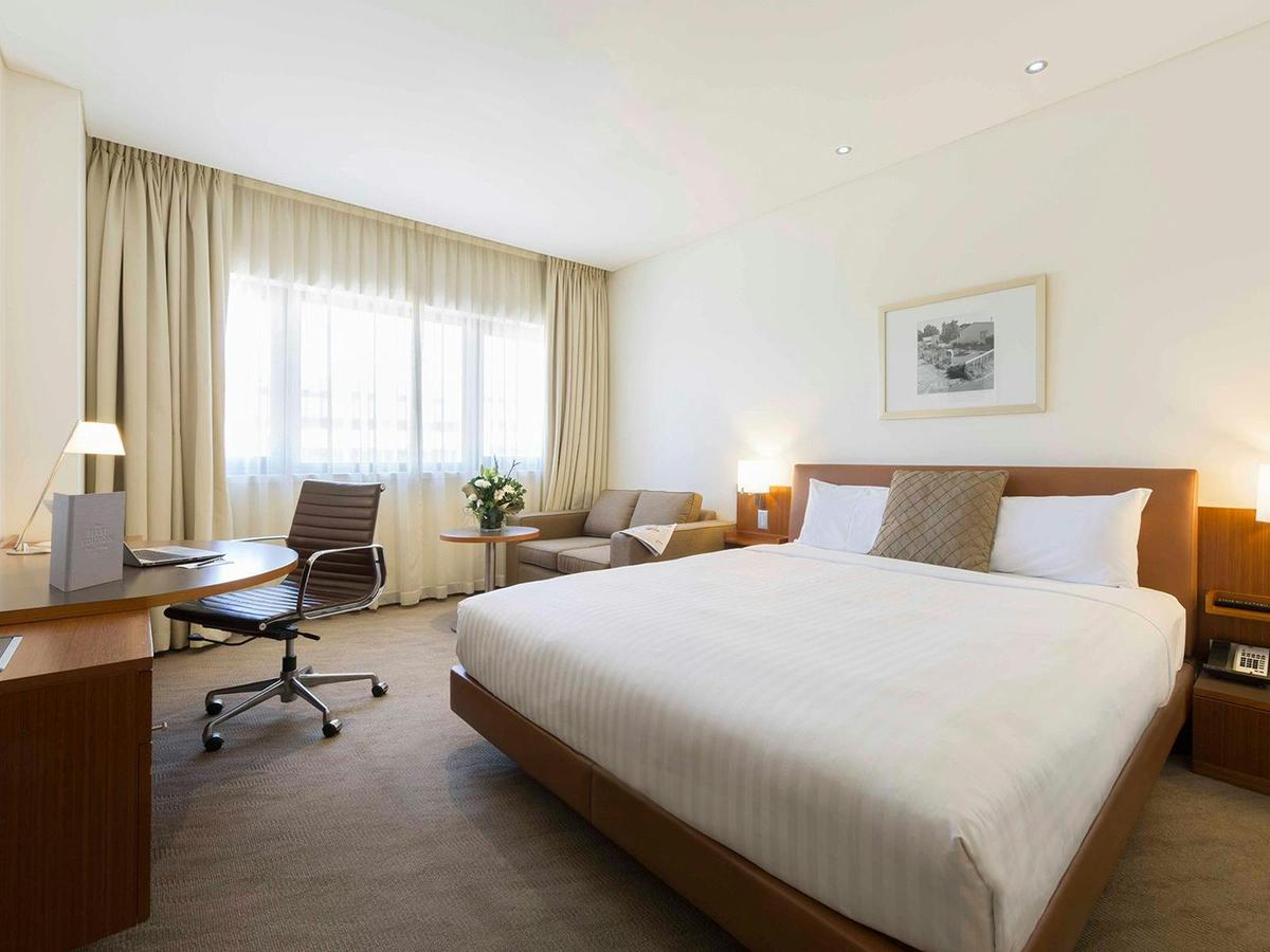 Queen room