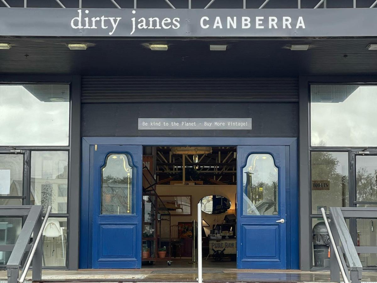 Entrance at Dirty Janes - Salters is in the foyer