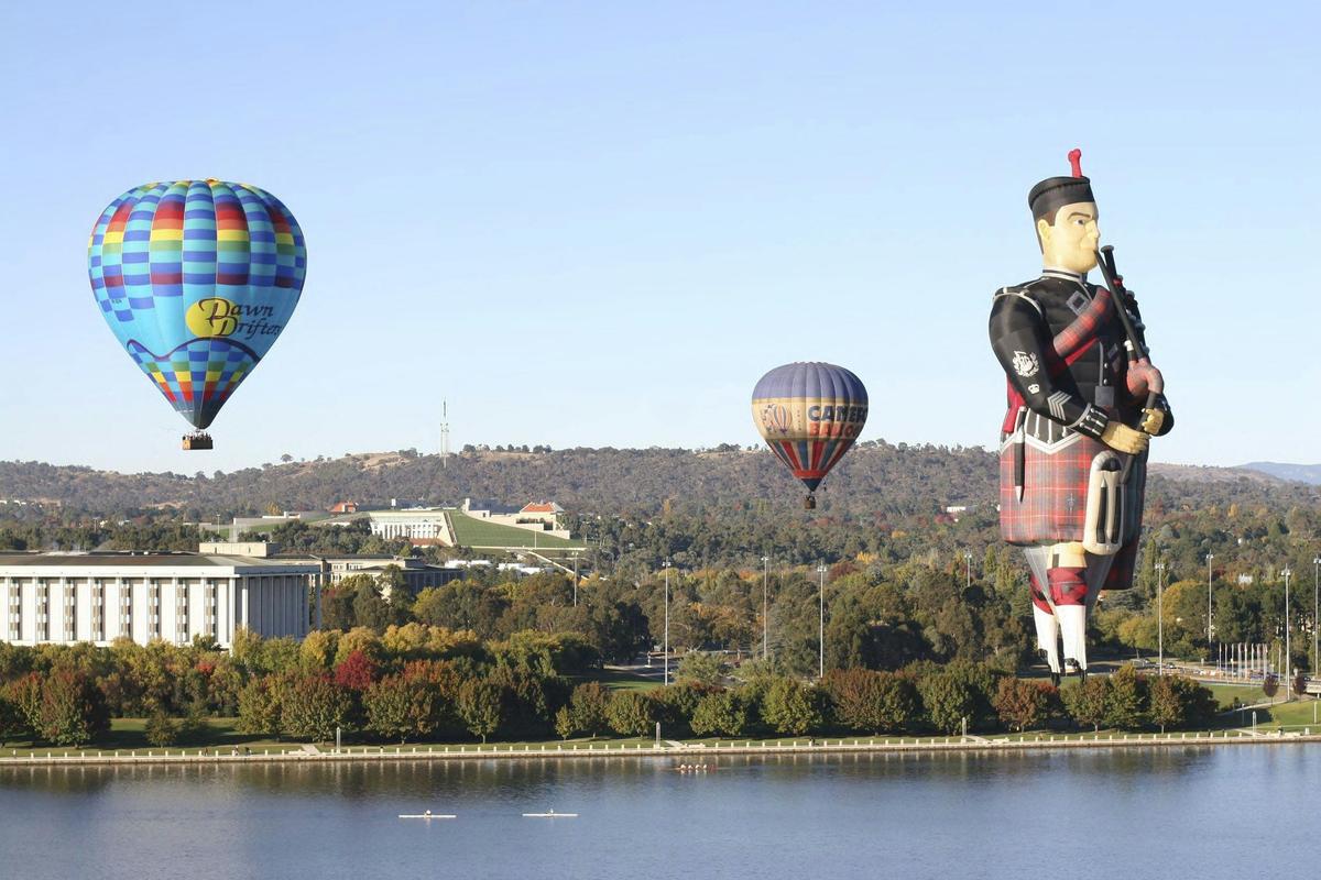 Dawn Drifters flight during Balloon Spectacular