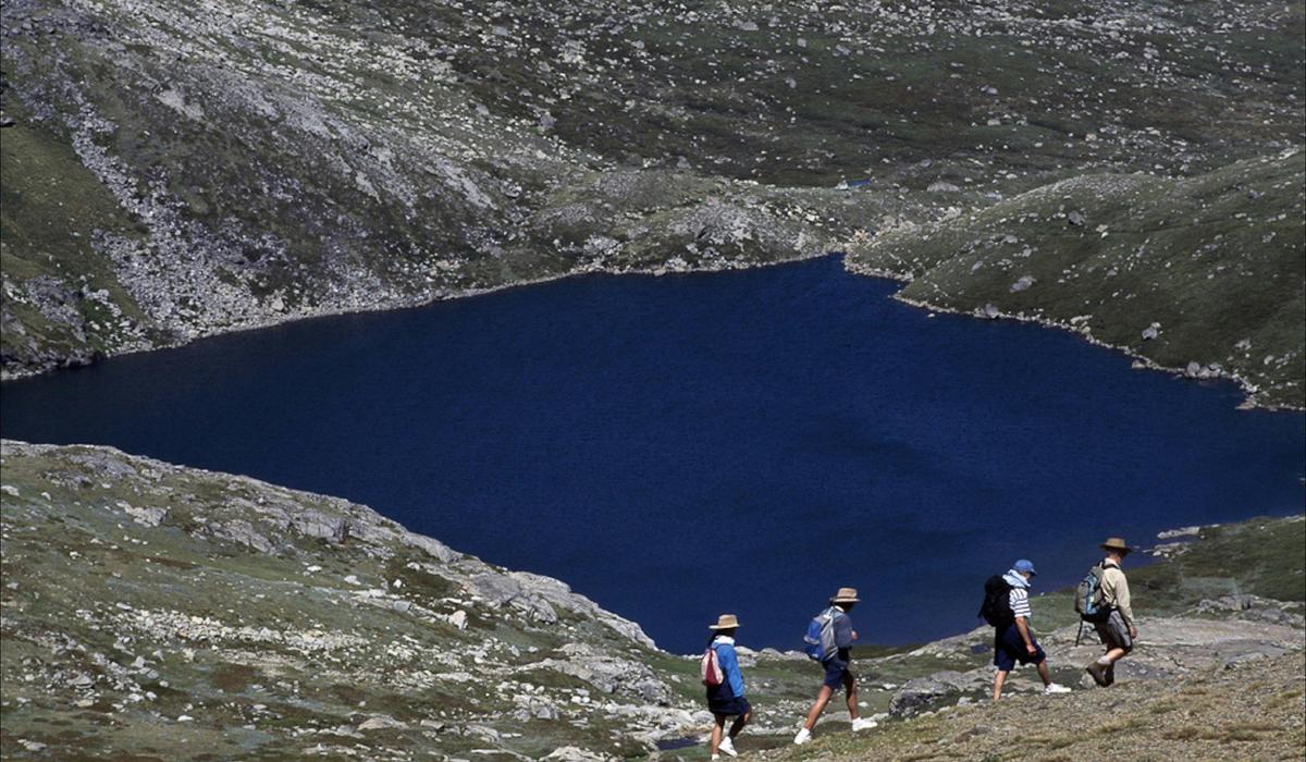 Kosciuszko-National-Park lake walkers