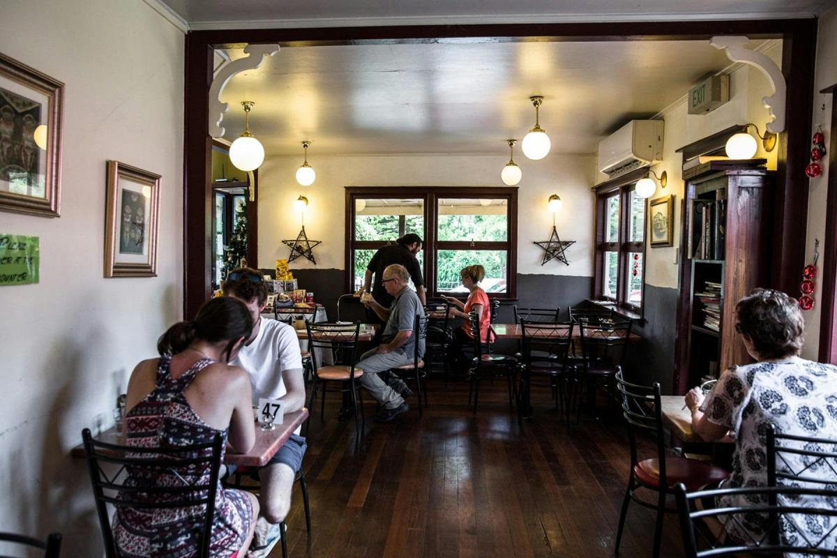 Lively cafe with vintage feel