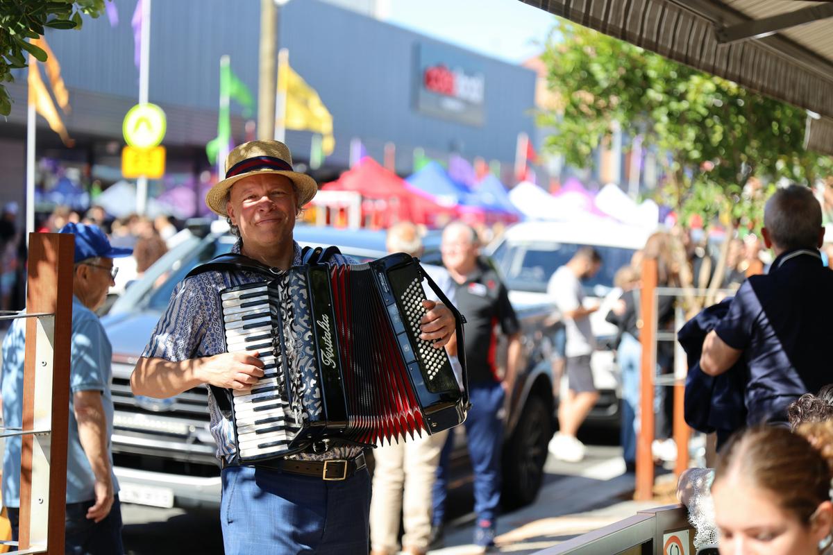 Love Earlwood – Meet You at the Plateia Festival