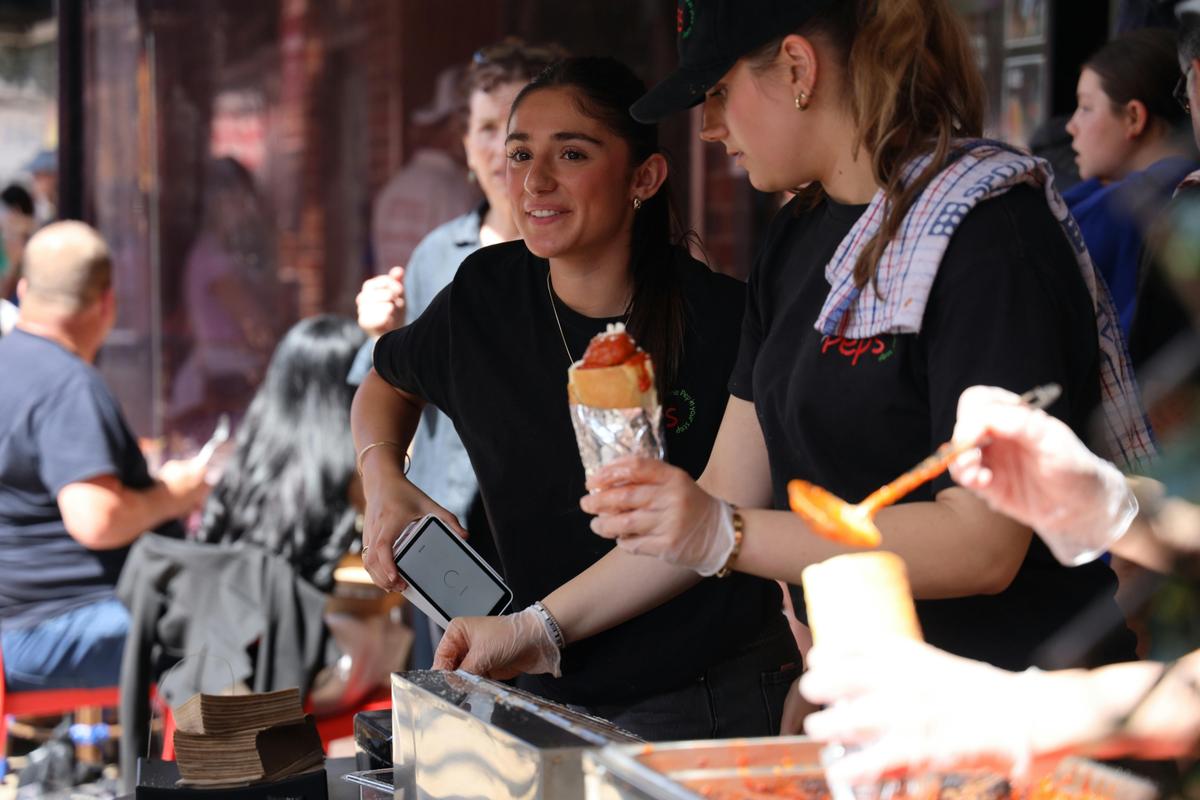 Love Earlwood – Meet You at the Plateia Festival