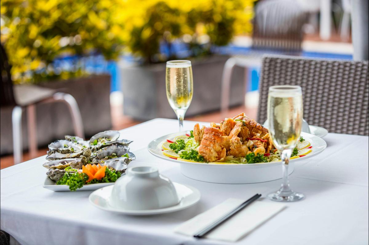 Poolside dining - Loong Fong Restaurant, Novotel Darwin Airport