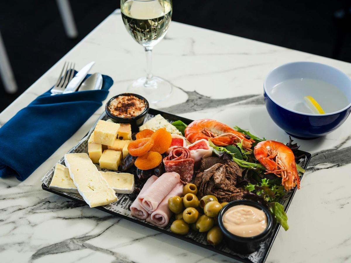 Gaze & Graze - Gourmet grazing platter