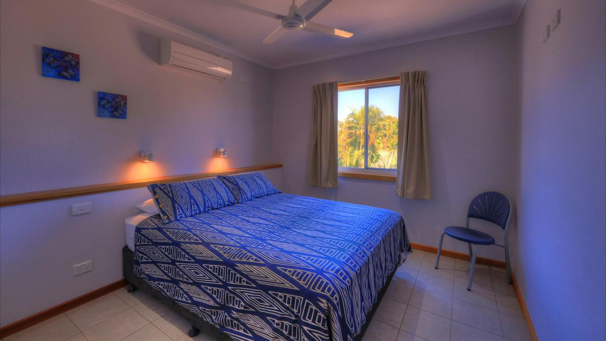Superior Elevated 2 Bedroom Cabin (Sleeps 5)
