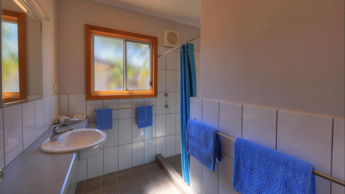 Superior Elevated 2 Bedroom Cabin (Sleeps 4)