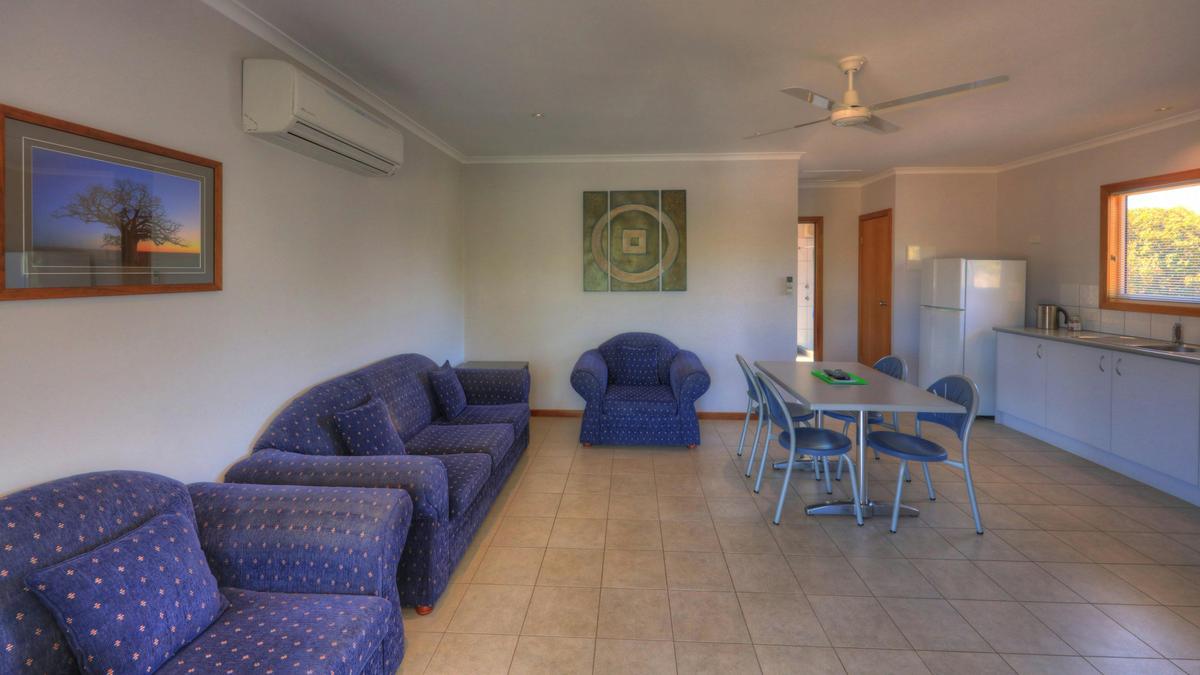 Superior Elevated 2 Bedroom Cabin (Sleeps 4)