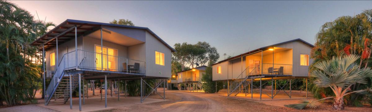 Superior Elevated 2 Bedroom Cabin (Sleeps 5)