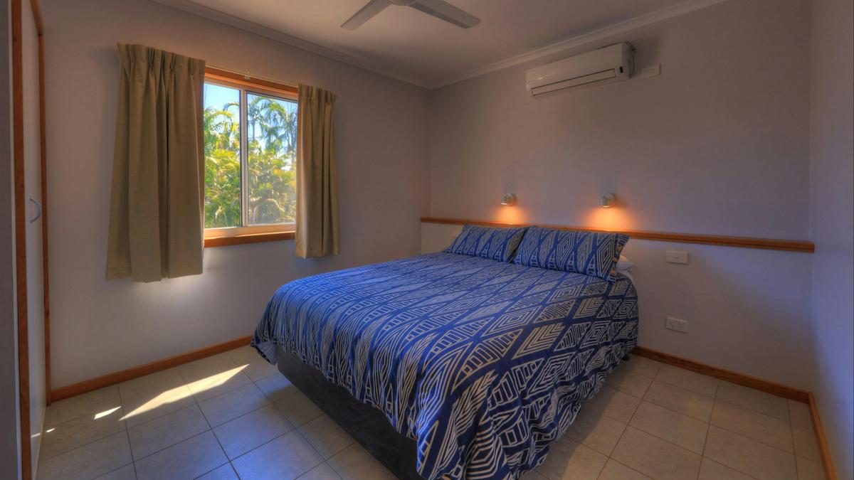 Superior Elevated 2 Bedroom Cabin (Sleeps 4)