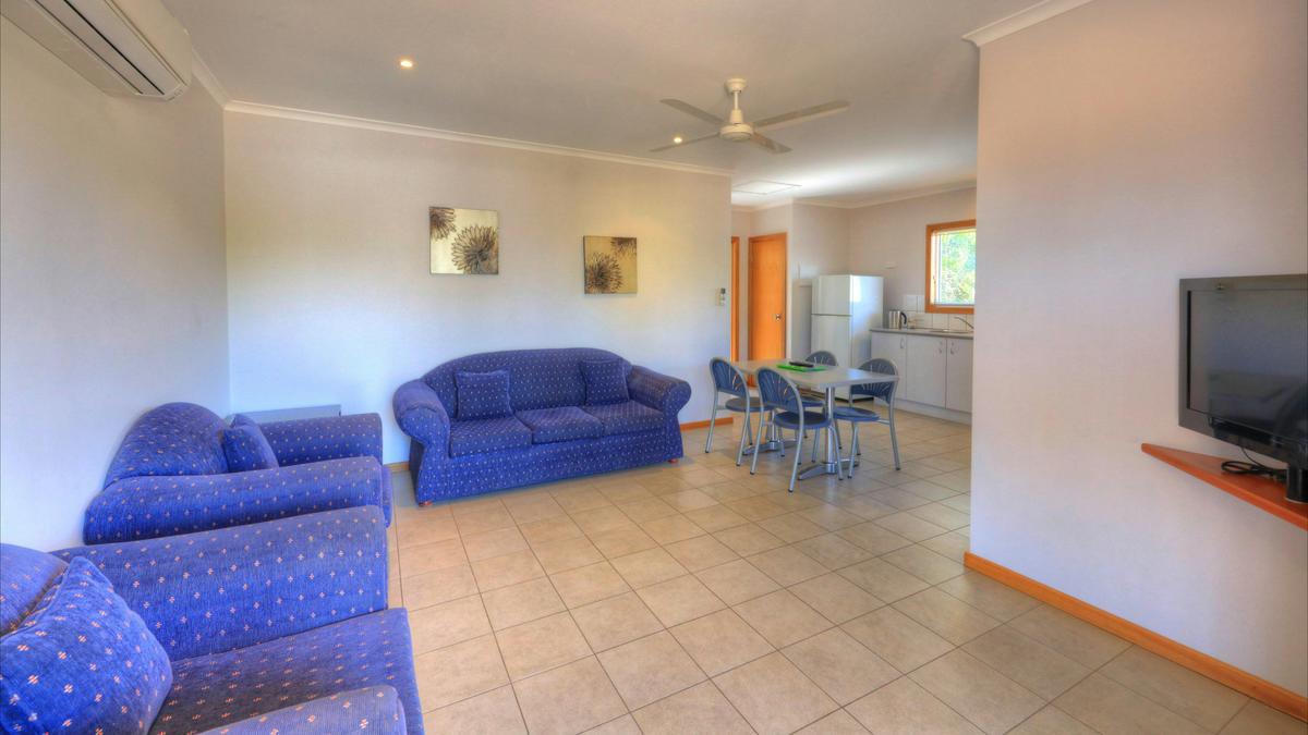 Superior Elevated 2 Bedroom Cabin (Sleeps 5)