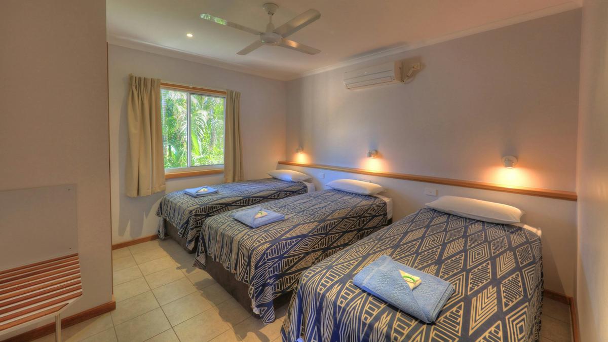 Superior Elevated 2 Bedroom Cabin (Sleeps 5)