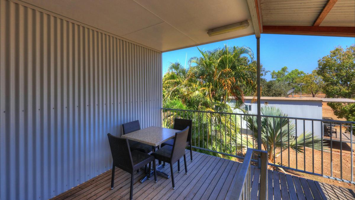 Superior Elevated 2 Bedroom Cabin (Sleeps 4)