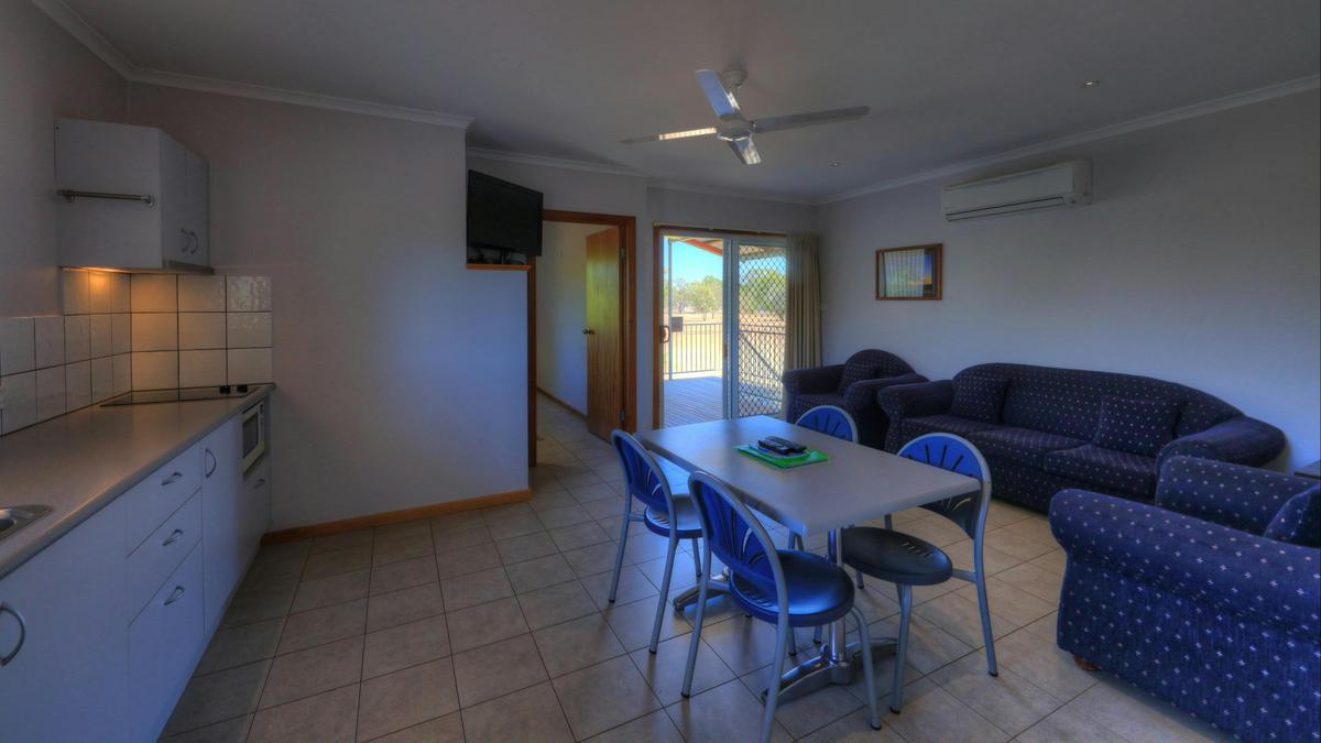 Superior Elevated 2 Bedroom Cabin (Sleeps 4)