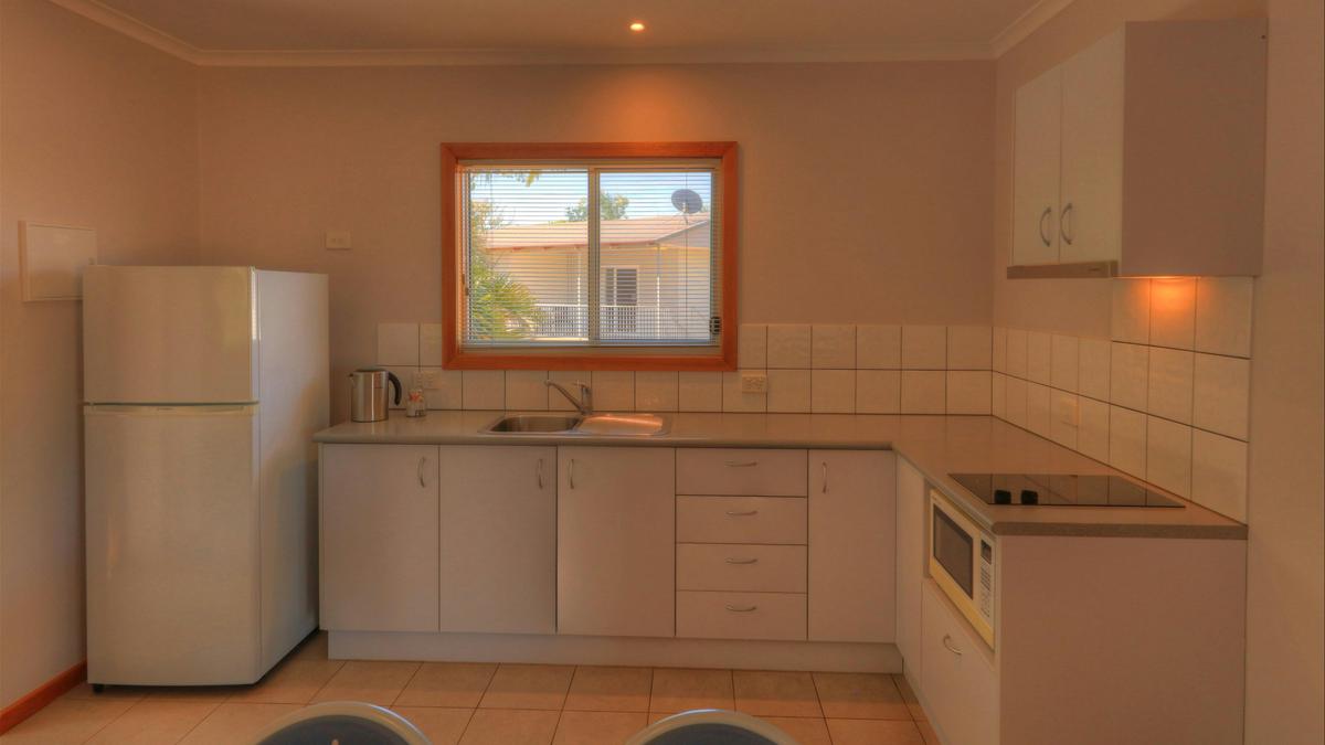 Superior Elevated 2 Bedroom Cabin (Sleeps 5)