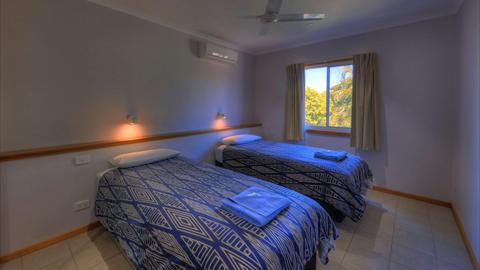Superior Elevated 2 Bedroom Cabin (Sleeps 4)