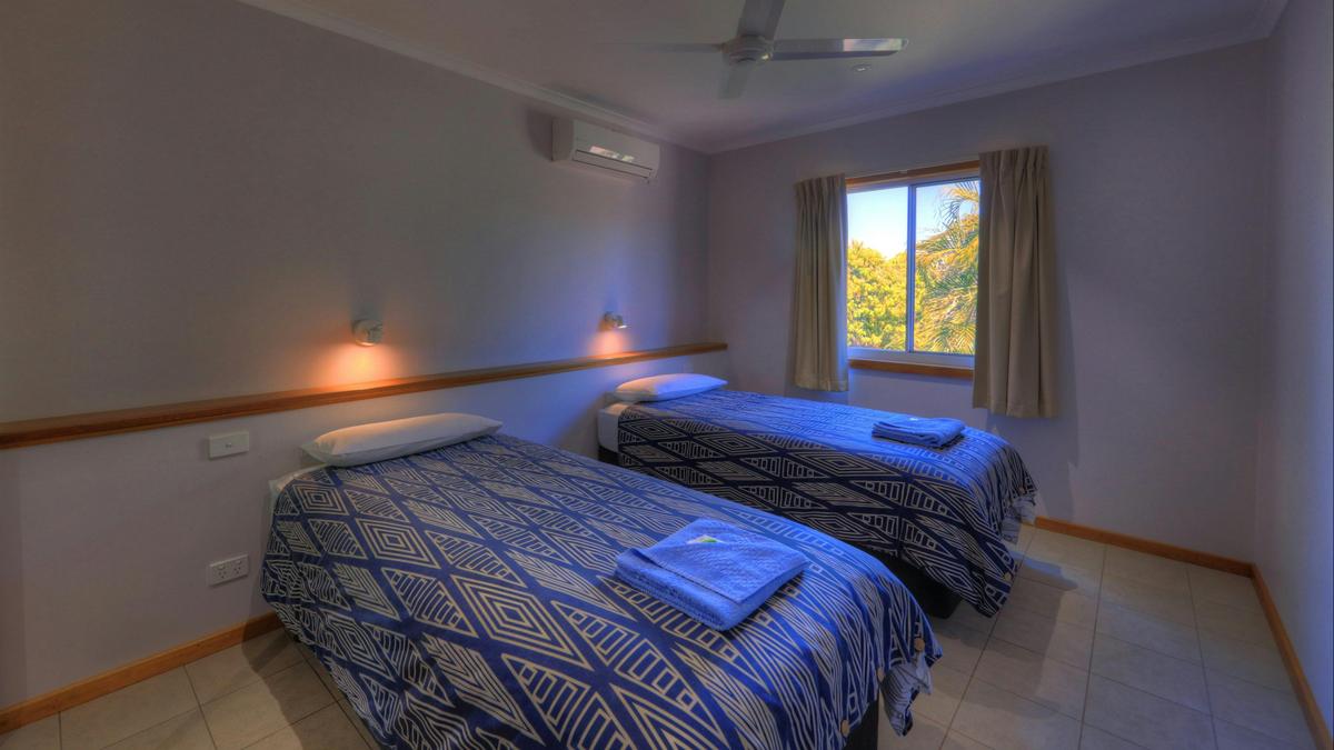 Superior Elevated 2 Bedroom Cabin (Sleeps 4)