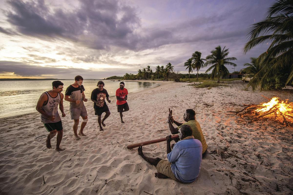 Corroboree_at_sunset_on_Bawaka_beach_in_East_Arnhem_Land