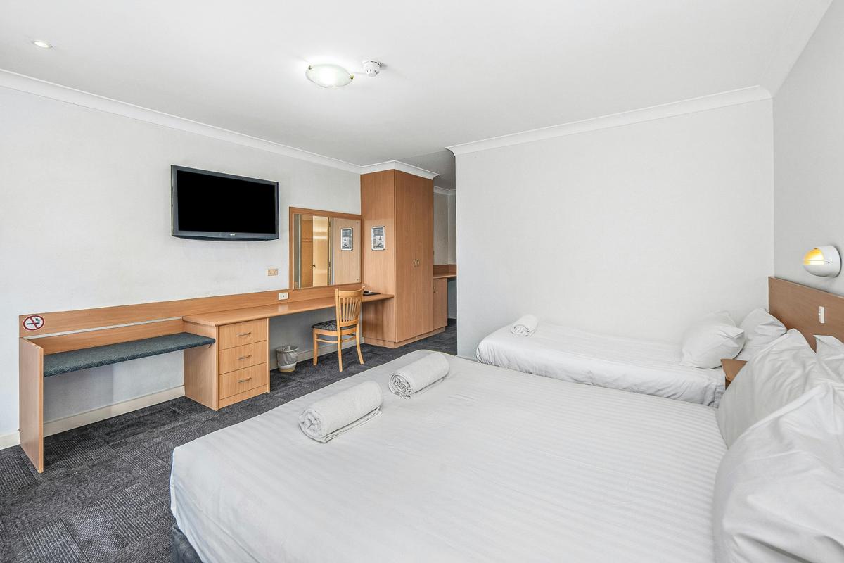 Standard Queen Twin Room