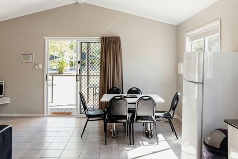 Deluxe 2 Bedroom Cabin - Sleeps 6