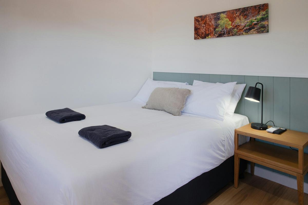 Deluxe 2 Bedroom Access Cabin – Sleeps 4