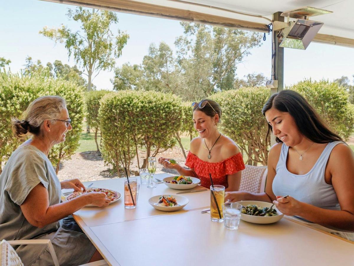 Guests at Geckos Cafe