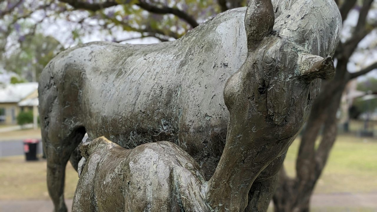 Scone Mare and Foal bronze sculpture by Gabriel Sterk