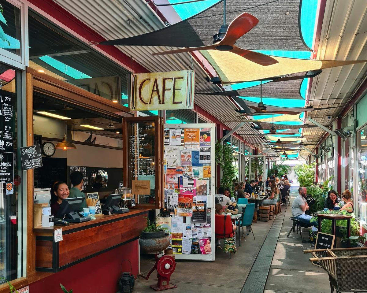 Page 27 Cafe