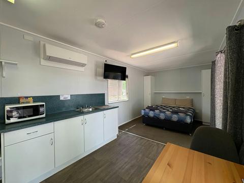 Queen Cabin