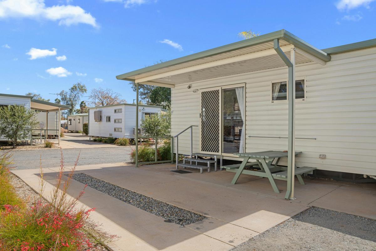 A self-contained Studio Cabin with parking at Wintersun Cabin & Caravan Park in Alice Springs
