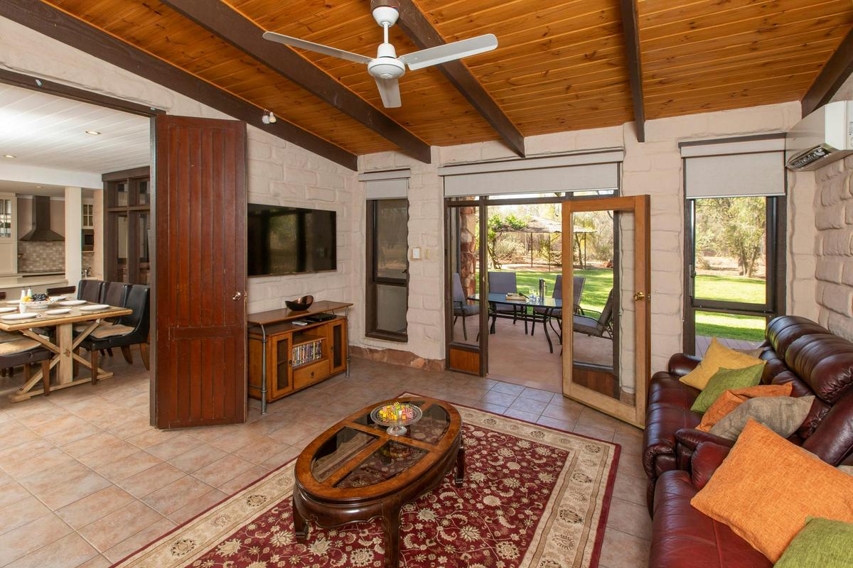Sturt Desert Pea House- comfortable family space