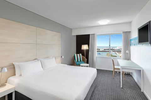 Guest Room with Queen, King or Twin bedding
