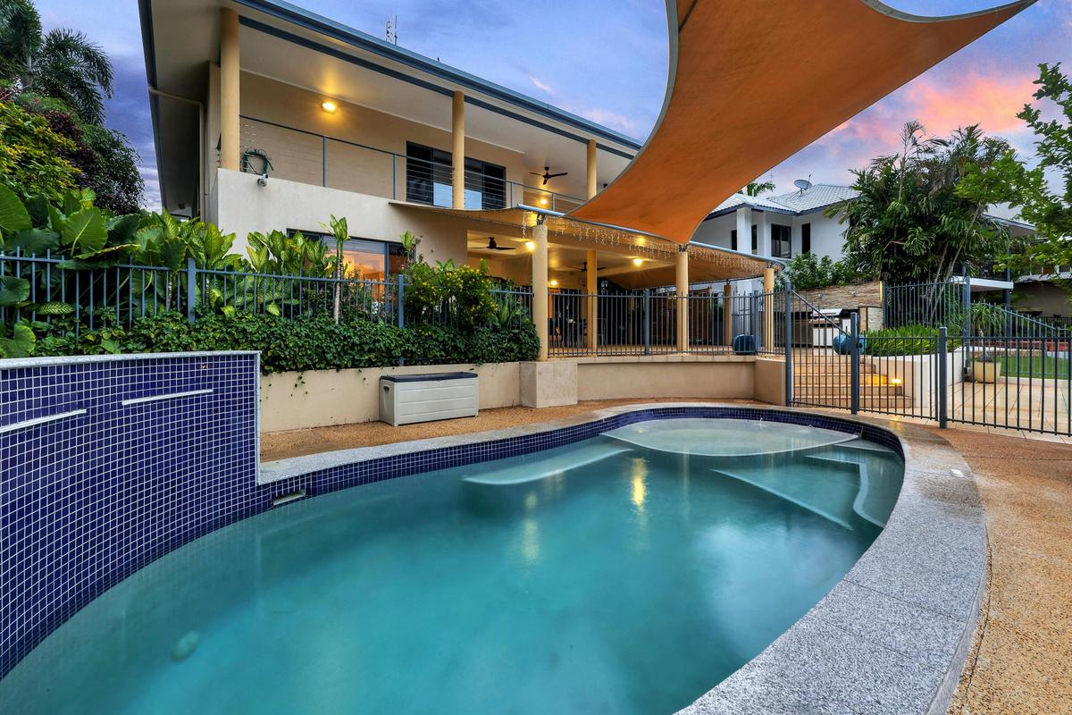 Luxury Vacation Home in Darwin Swimming Pool