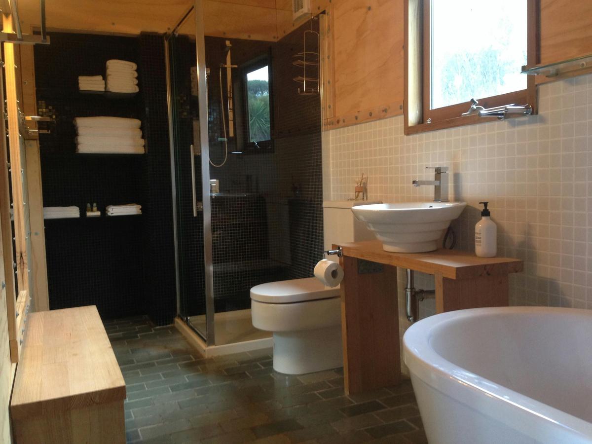 Driftwood Bay of Fires - Bathroom