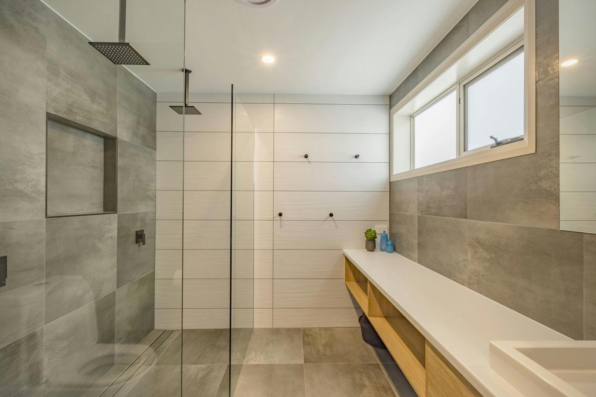 Baileys Beach House - Bathroom 1