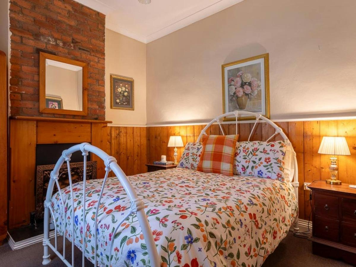 Arendon Cottage Bedroom