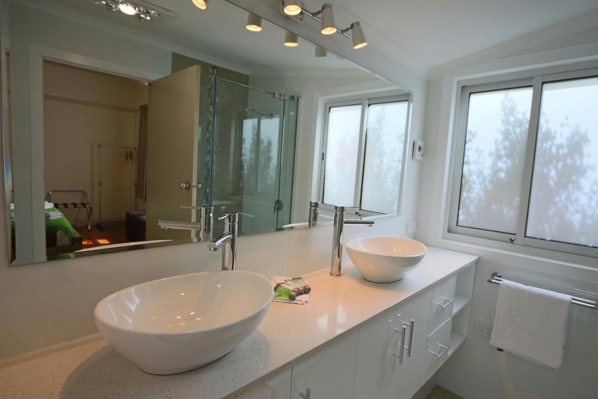Contemporary ensuite bathroom