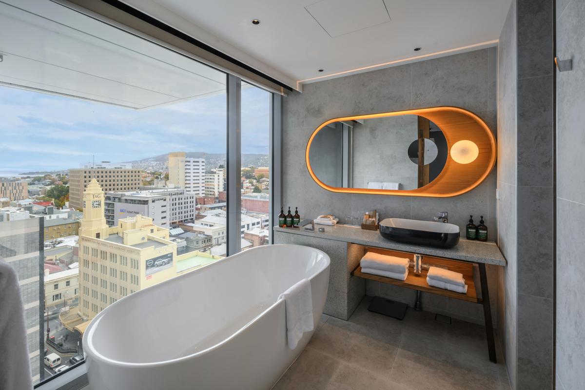 King Junior Suite Lounge Access City View Bathroom