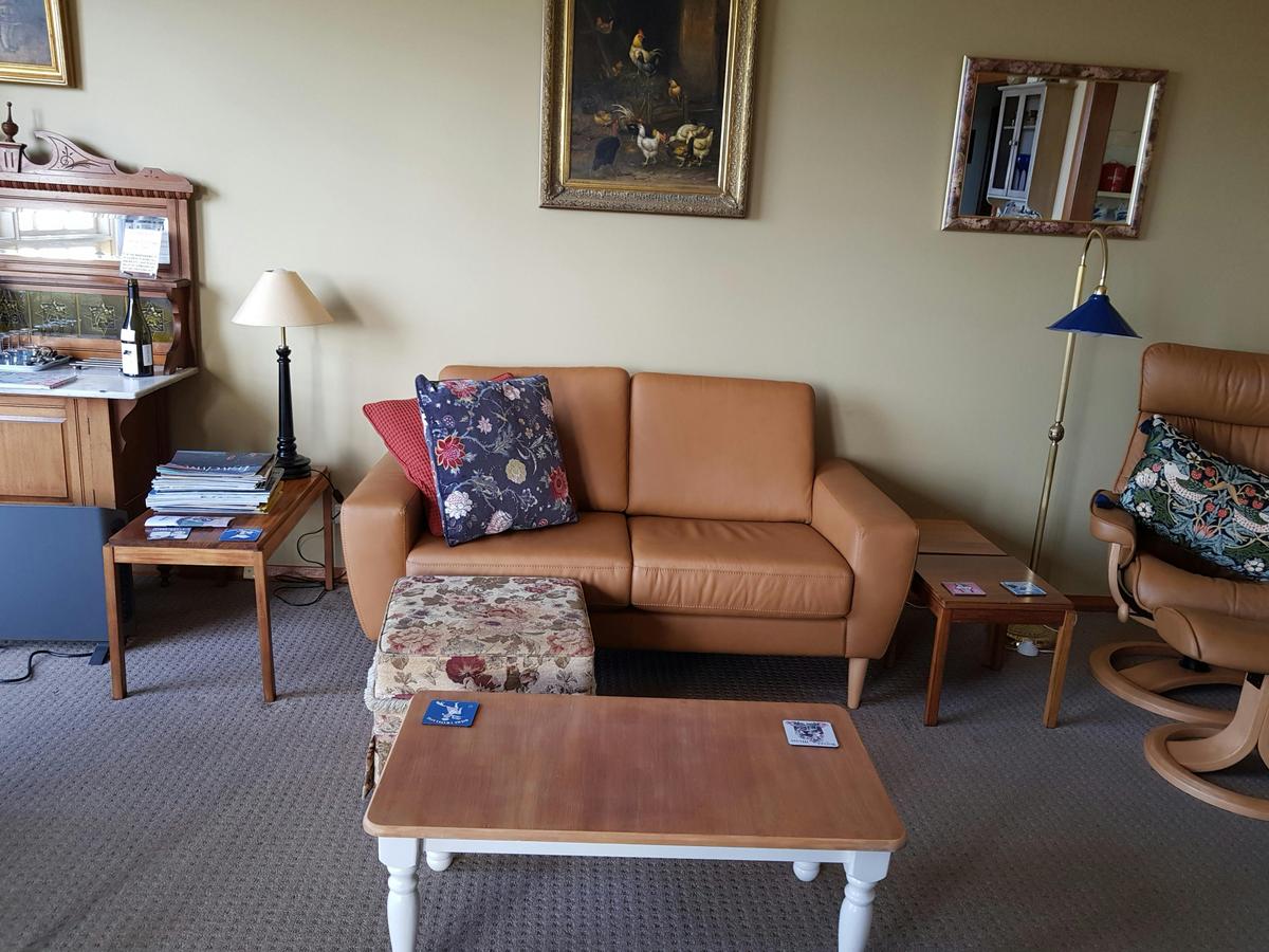 Cosy lounge with leather lounge and recliner