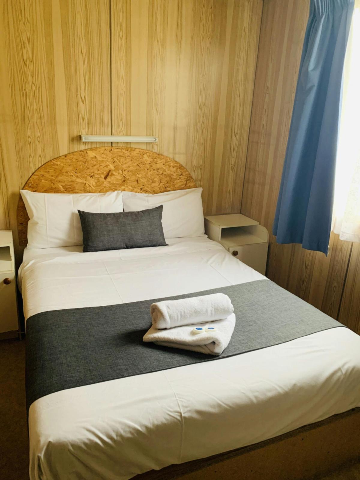 Economy Cabin - Sleeps 4 - Pet Friendly