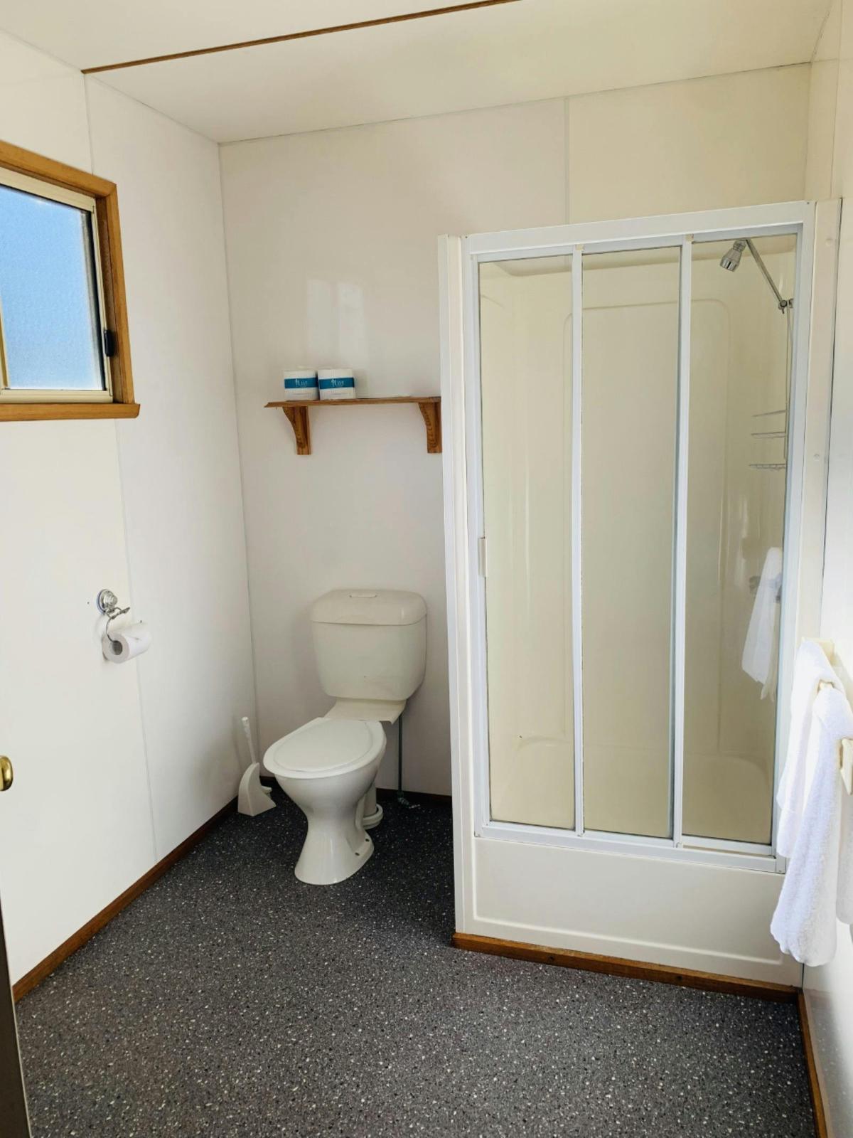 Standard Cabin - Sleeps 6