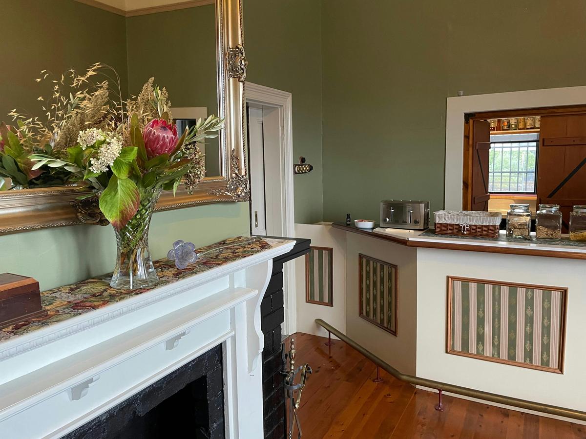 Breakfast bar