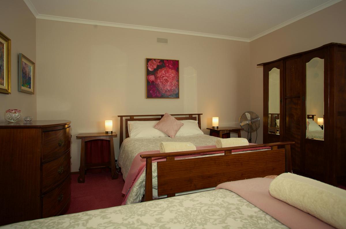Unit 1 bedroom. Queen and single beds