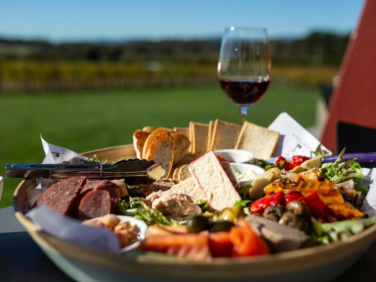Savoring the flavors of Northwest Tasmania with delectable food and exquisite wines on tour