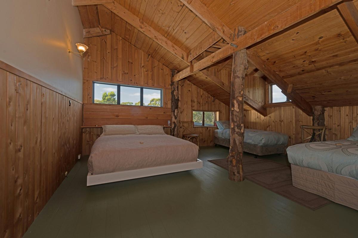 Bruny Island Lodge upstairs bedroom